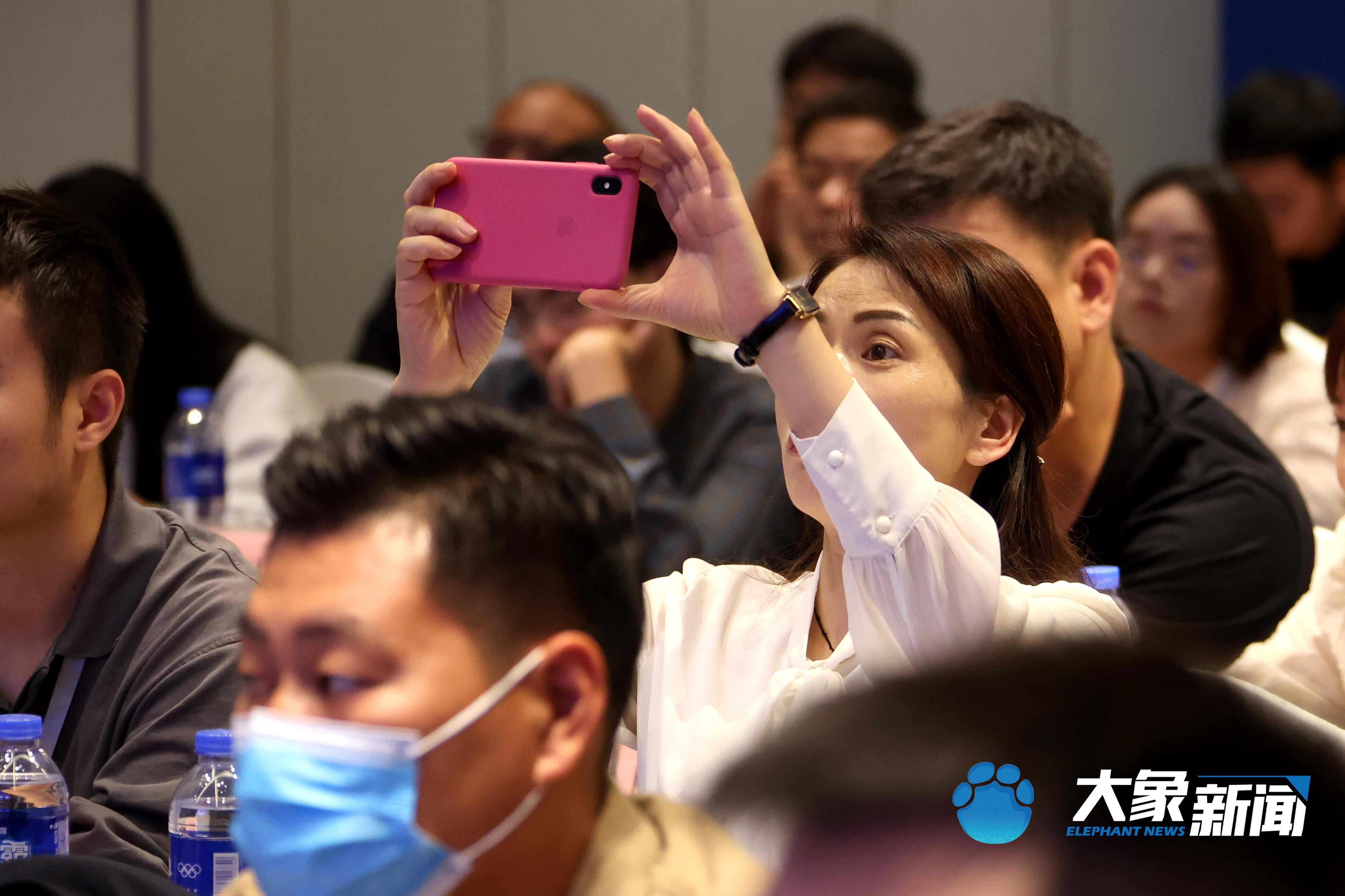 手机解锁后是新闻苹果手机突然语音播报解不开锁